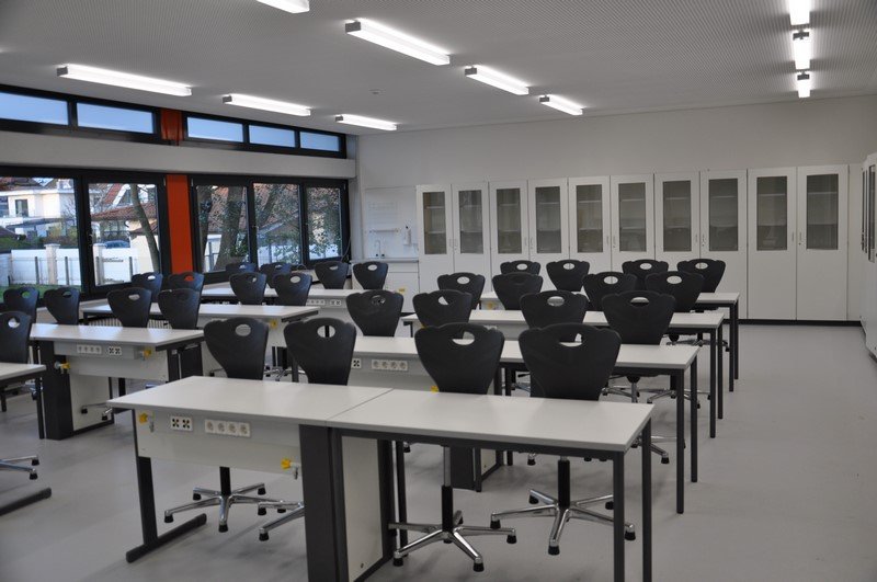 Schülertisch, Drehstuhl, Luftpolsterstuhl, Experimentierstand, Schrank, Spüle